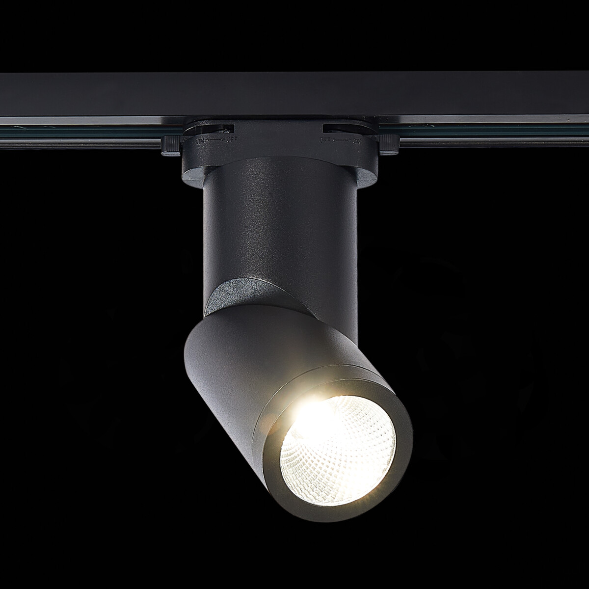 ST650.446.10_01B ST650.446.10 Св-к трек. Черный LED 1*10W 4000K 800Lm Ra>90 38° IP20 D60xH190 165-265V BASE — изображение 1