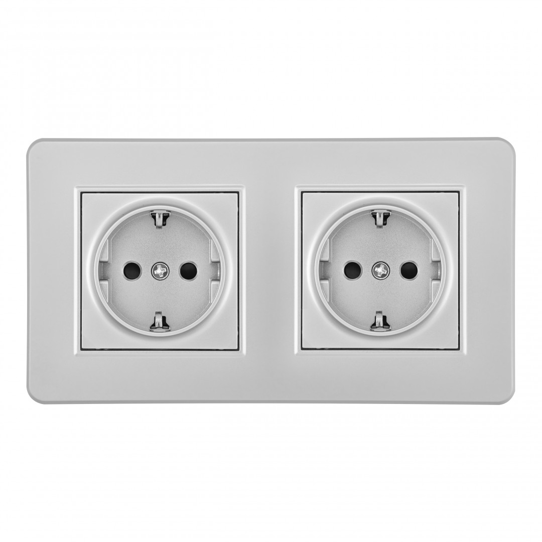 set16-2-40-1x2.silver Розетка двойная (двухпостовая) с заземлением и шторками, цвет - серебро, в комплекте с рамкой, SET16-2-40-1x2 silver — изображение 1